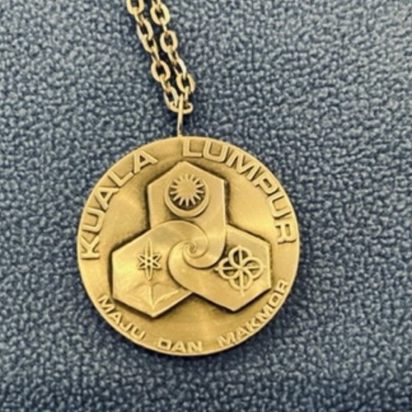 NWOT Pewter Medallion from Kuala Lumpur Malaysia - Picture 3 of 3